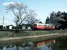 A single unit train pauses briefly at the small Itabu station