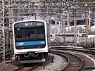 A north-bound train rolling up towards Tokyo station