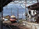 A 2000 series limited express is rolling onto Yudanaka terminus