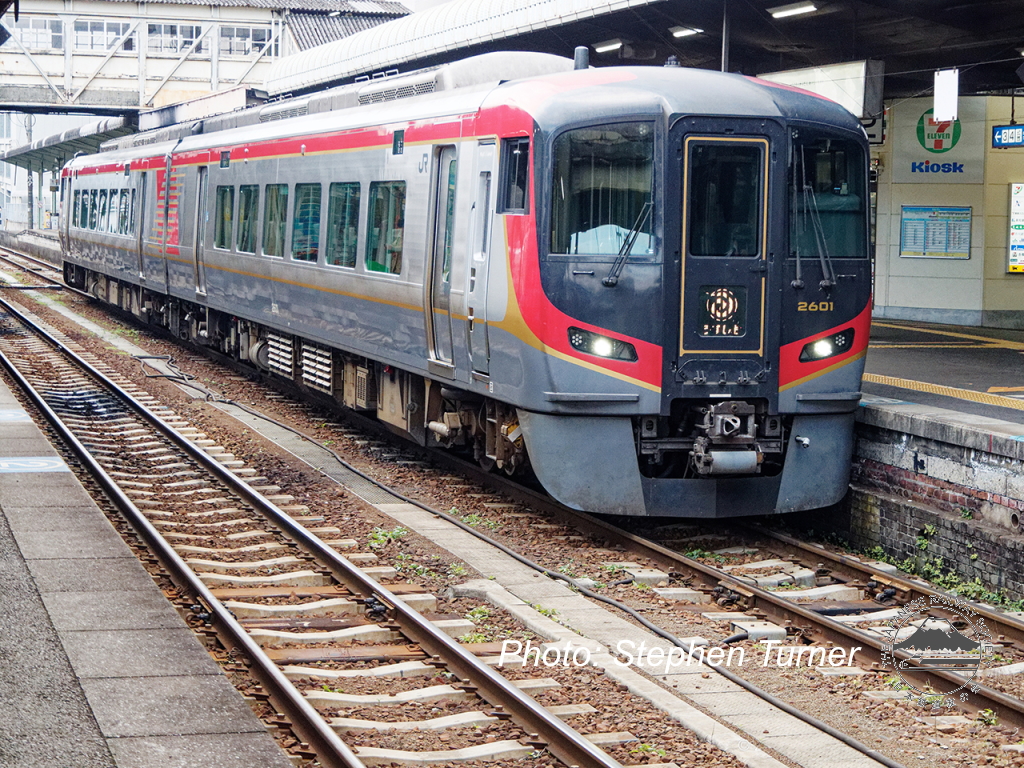 P1070017_JR_Shikoku_KiHa_2700_(Limited_Express_Unit)_Tokushima_20230107.jpg